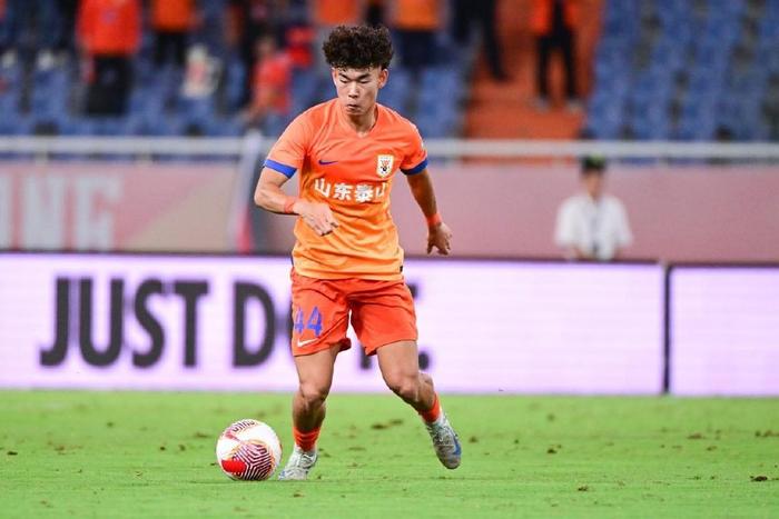 昔日国足天才，一年换三队，15岁还是抗韩英雄，21岁就在中超消失