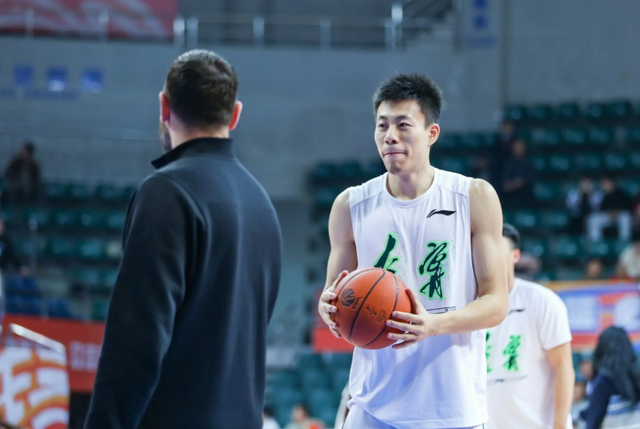 bob半岛体育平台-上海男篮拒绝爆冷！卢伟全力出击，张镇麟上演首秀，新外援亮相